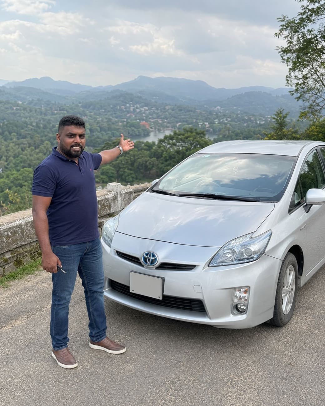 Paradise Kandy Taxi driver with the car above Kandy lake